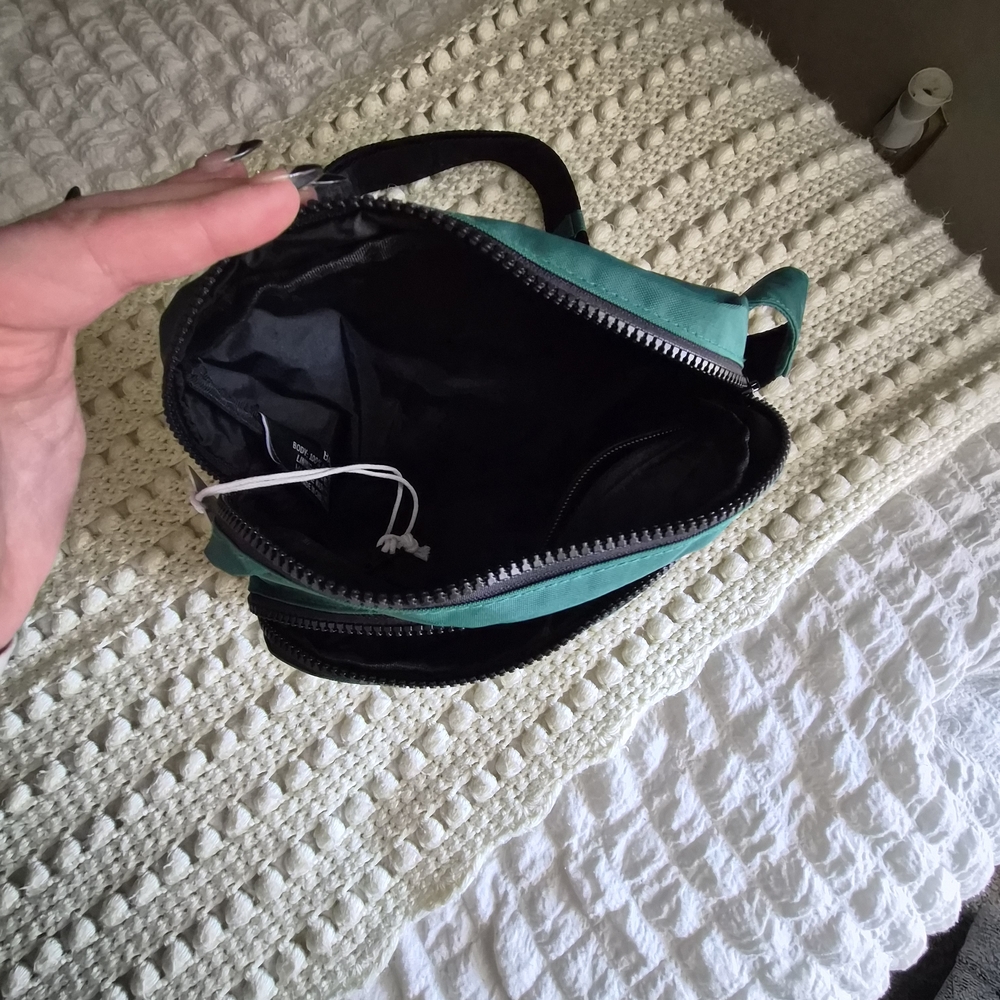 BAGGU PEANUTS FANNYPACK - Picture 3 of 5